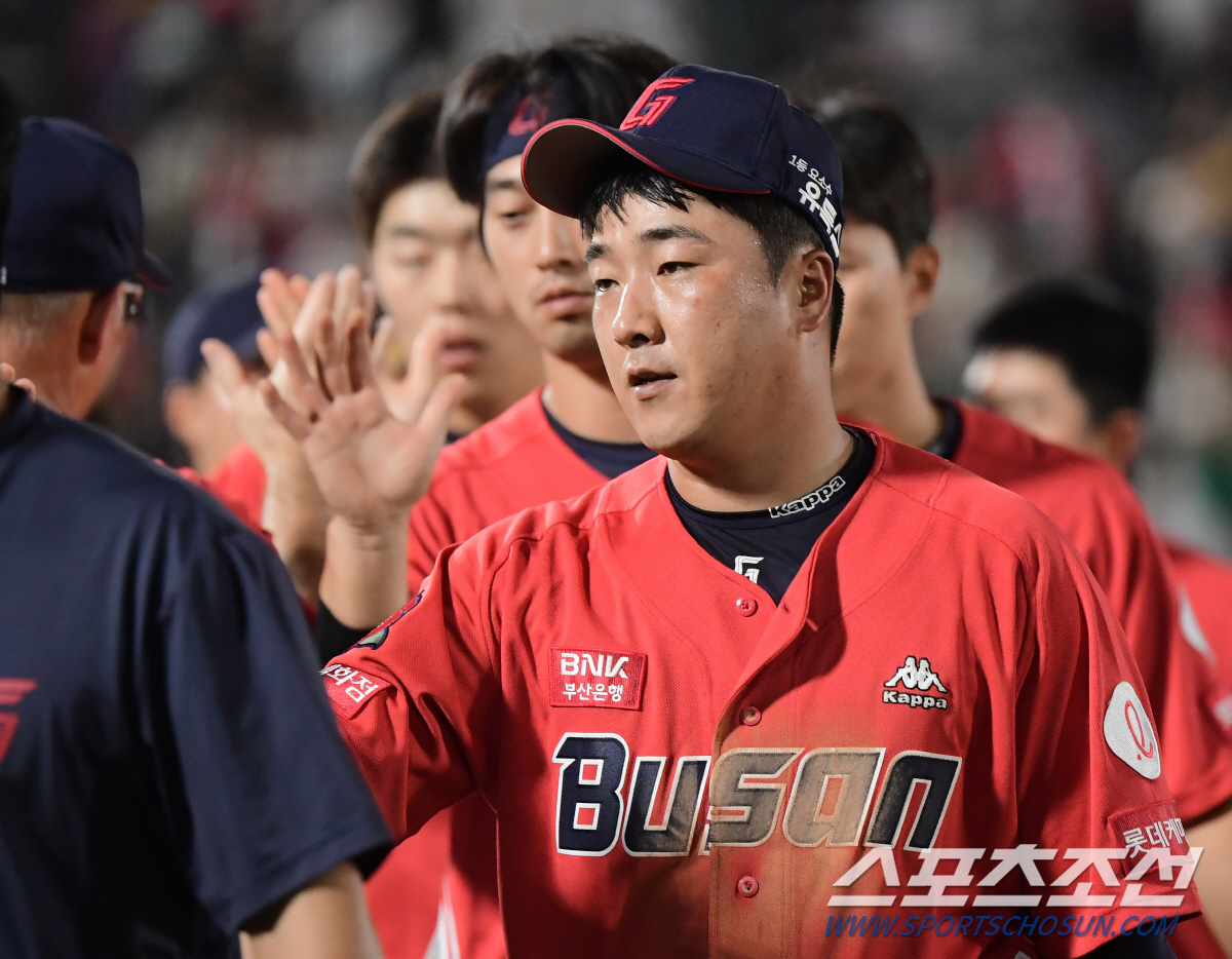 사직 예수 존재감 뿜뿜…"모든 것을 쏟아부었다" 사령탑의 넘치는 만족감 …