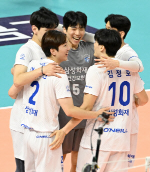 꼴찌팀이 달라졌다! V리그 준우승팀 현대캐피탈 잡은 삼성화재, 5년 만에 프로배구 컵대회 결승행