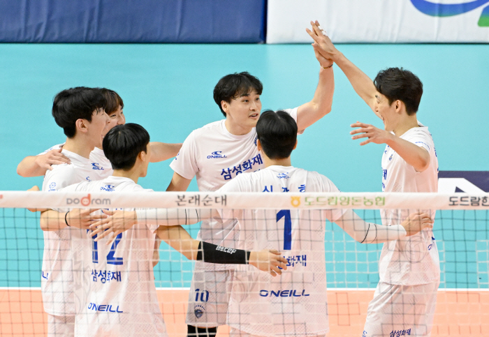 꼴찌팀이 달라졌다! V리그 준우승팀 현대캐피탈 잡은 삼성화재, 5년 만에…