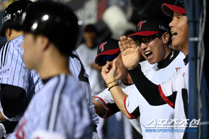 타격기계 홈런포에 찐 환호 폭발한 쌍둥이 더그아웃, 얼싸 안고 덩실덩실.…