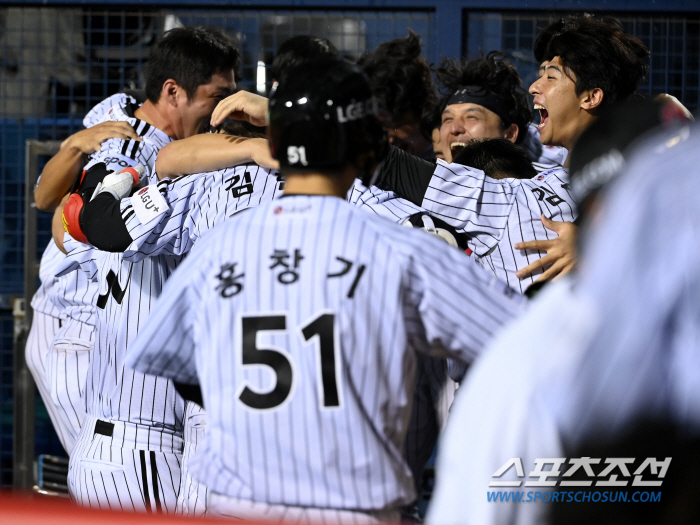 타격기계 홈런포에 찐 환호 폭발한 쌍둥이 더그아웃, 얼싸 안고 덩실덩실.…