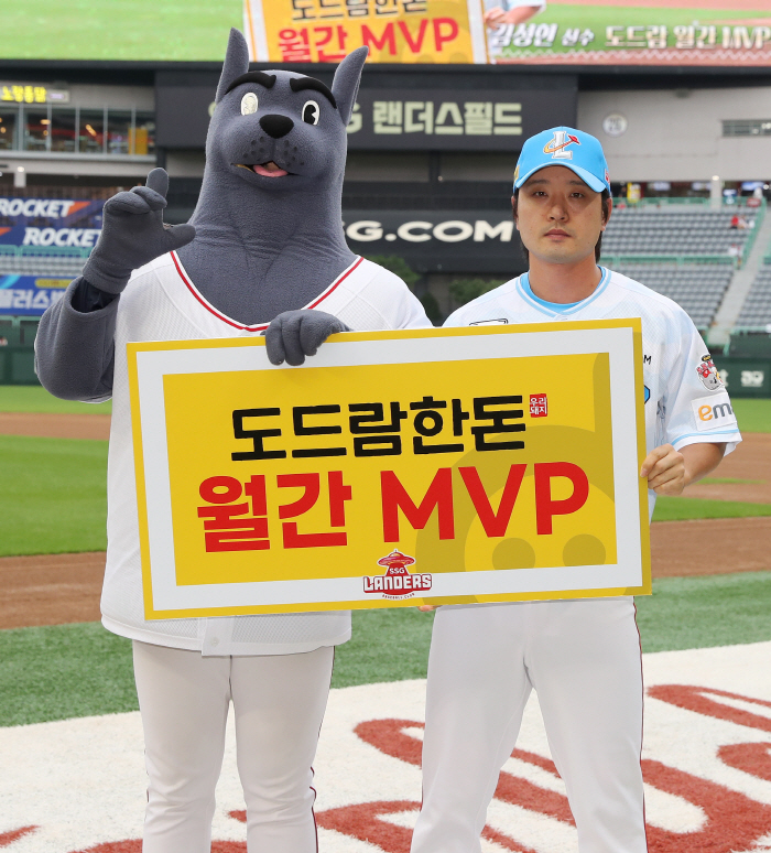 SSG, 도드람한돈 7월 MVP에 서진용+김성현 선정 "큰 보람 느낀다"