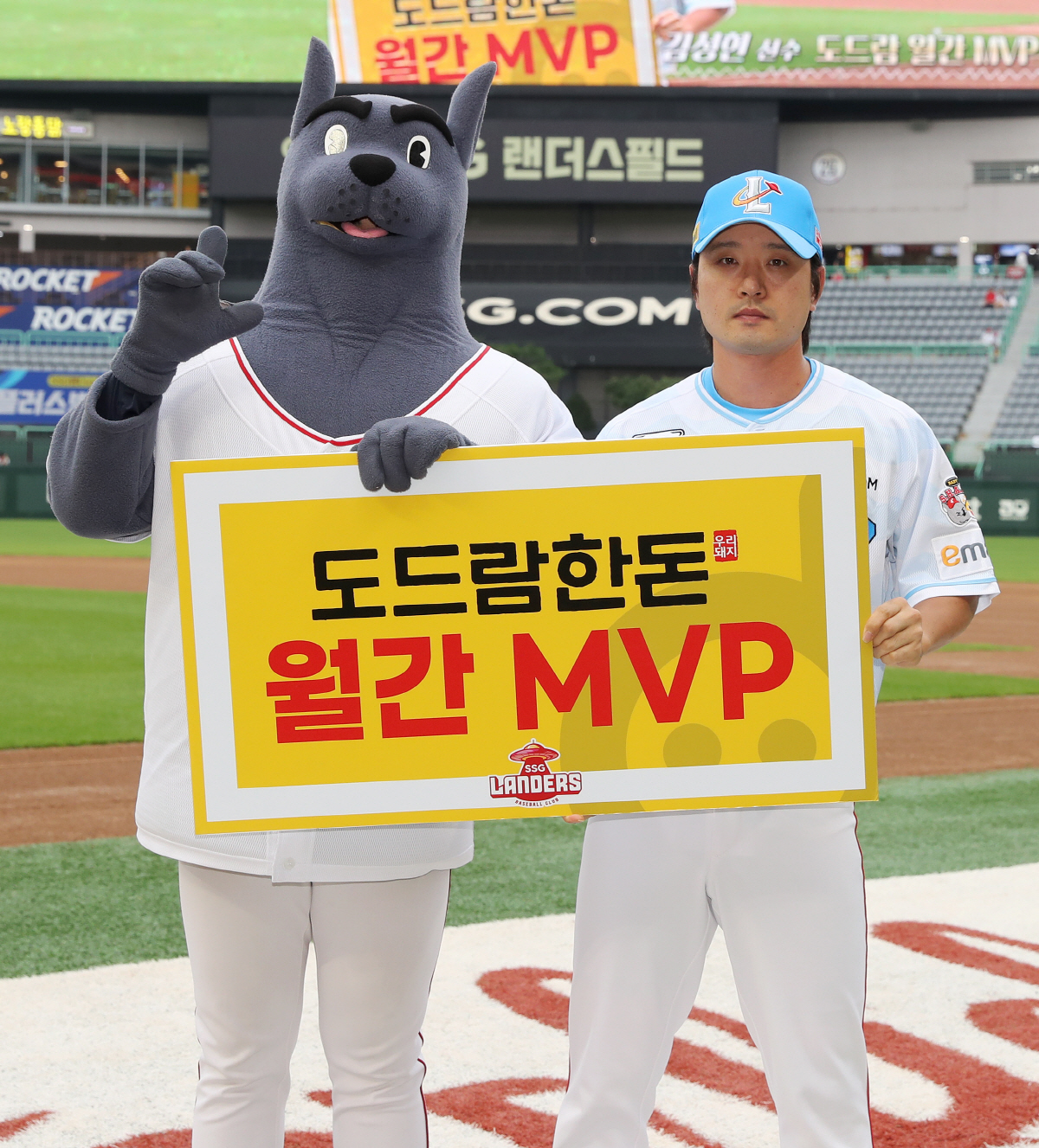 SSG, 도드람한돈 7월 MVP에 서진용+김성현 선정 "큰 보람 느낀다"