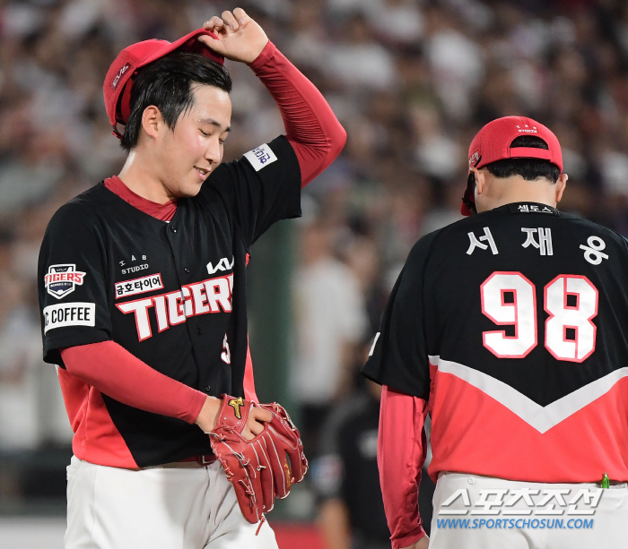'1아웃 남기고…' 5회에만 4실점! 참지 못한 벤치→19세 영건 8승 …