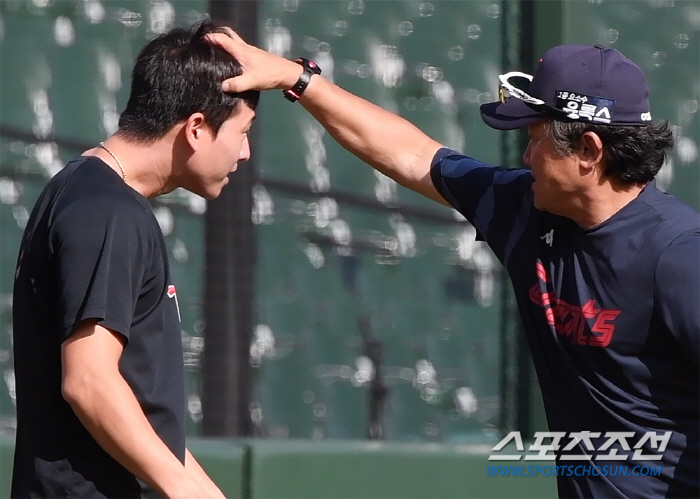 '마흔 살 베테랑, 딸바보 아빠의 어리광' 관록 넘치는 노(老) 코치 앞…