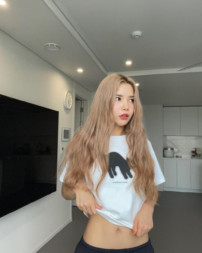 "운동을 얼마나 했길래"…마마무 솔라, 복근에 뚜렷한 11자 '美쳤네'