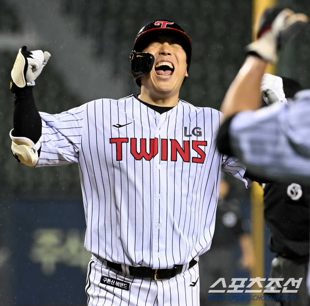 5승7패 1위 2.5G차 휘청→3대1 트레이드→9승2패 6G차 상승세. …