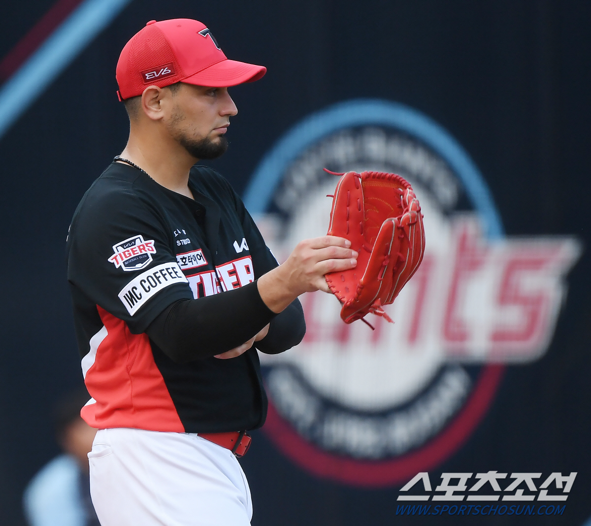 '외인 교체 2장 다 썼는데…' 변칙 막힌 산체스, 평범해졌다→8월 3G…