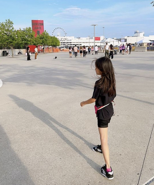 손태영, 딸과 '美 블랙핑크 콘서트'서 포착…팬들 속 섞여 "핑크로 물든…