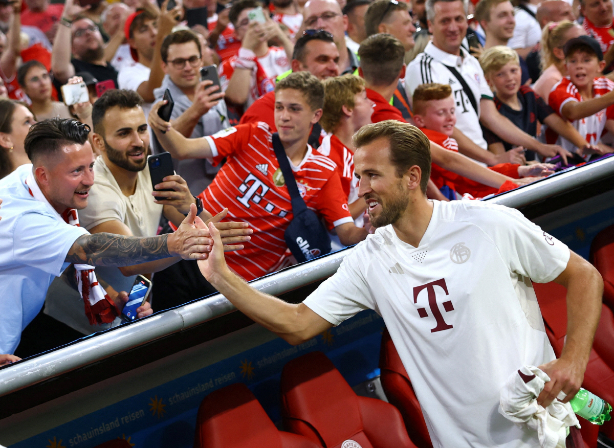 '토트넘 뉴 캡틴' 손흥민의 특별한 품격, 특별한 아이디어 "팬 앞에서 파이팅 하자", '부주장' 매디슨도 '감탄'