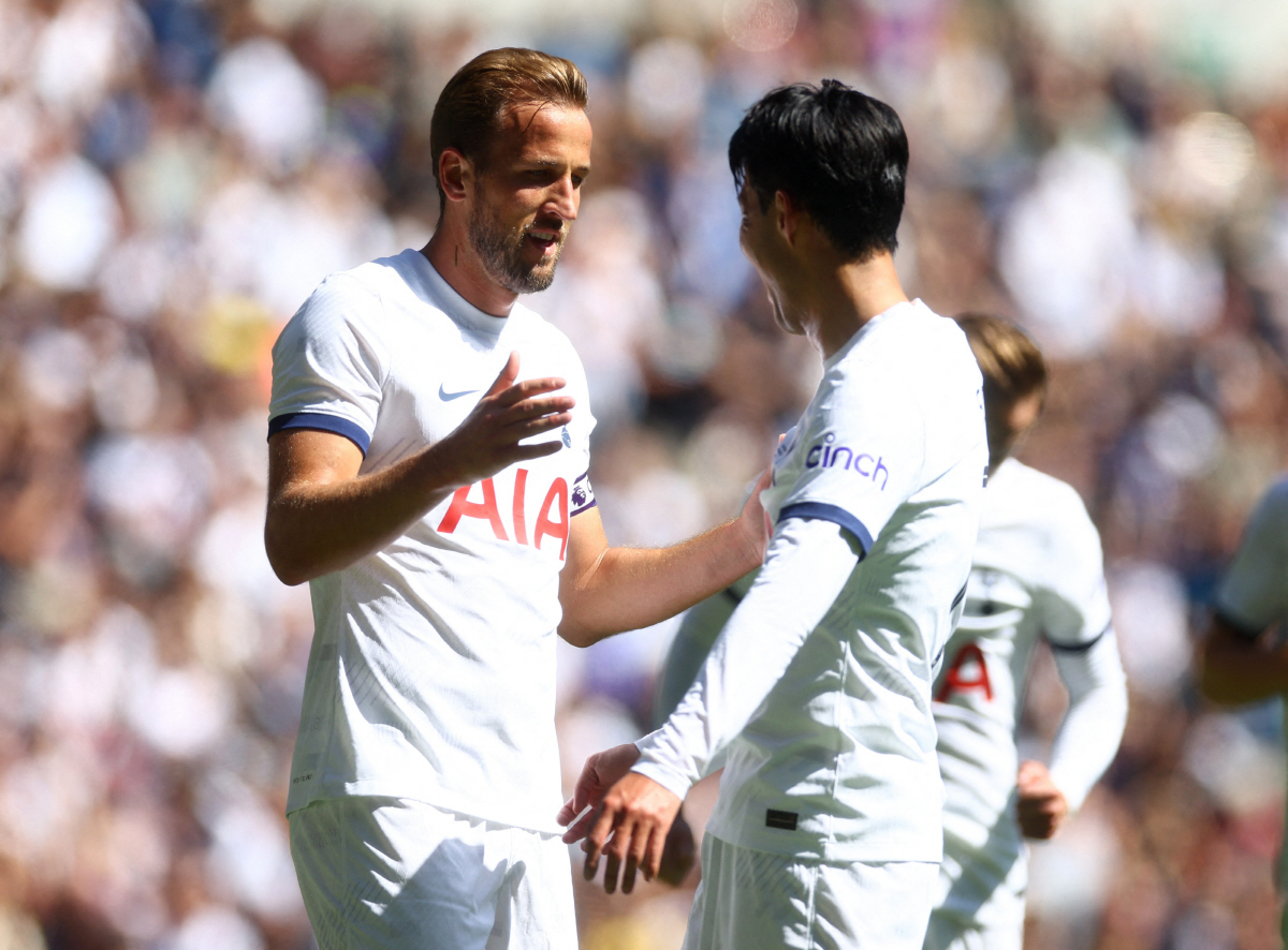 '토트넘 뉴 캡틴' 손흥민의 특별한 품격, 특별한 아이디어 "팬 앞에서 파이팅 하자", '부주장' 매디슨도 '감탄'