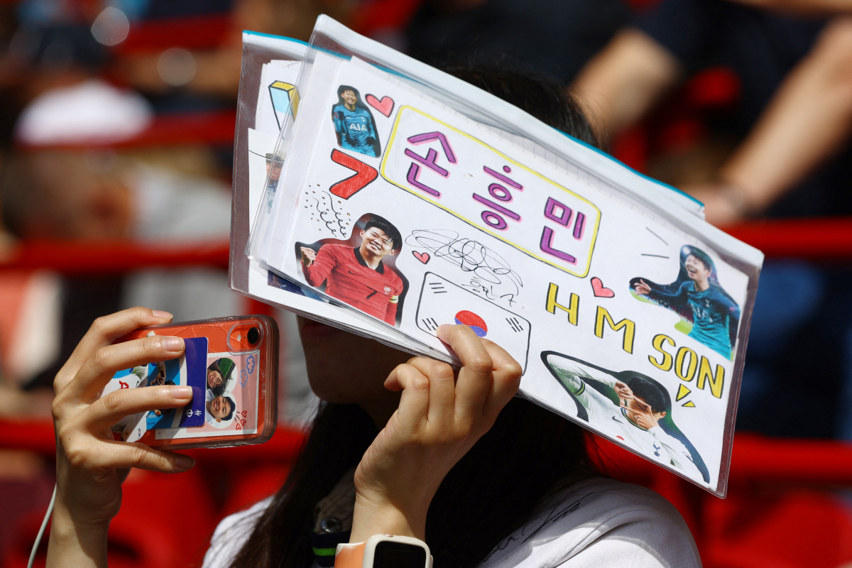 '토트넘 뉴 캡틴' 손흥민의 특별한 품격, 특별한 아이디어 "팬 앞에서 파이팅 하자", '부주장' 매디슨도 '감탄'