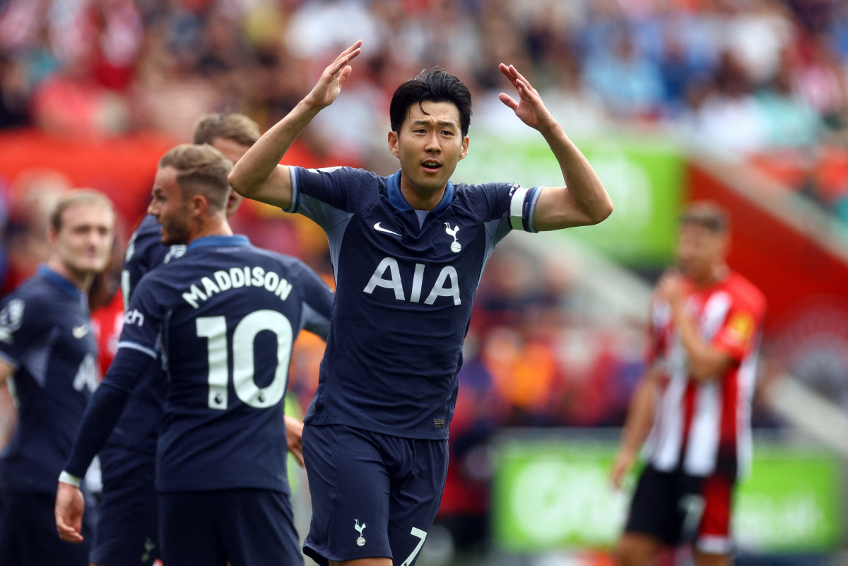 '토트넘 뉴 캡틴' 손흥민의 특별한 품격, 특별한 아이디어 "팬 앞에서 파이팅 하자", '부주장' 매디슨도 '감탄'