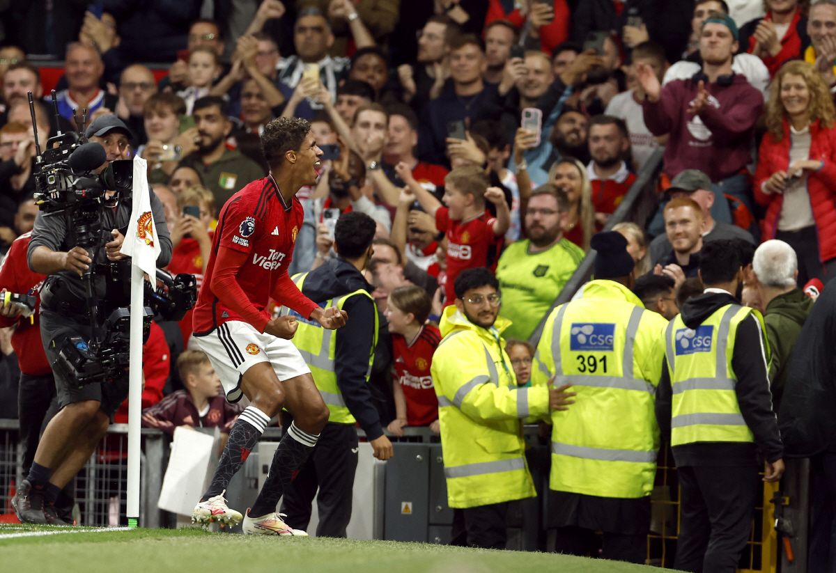 'OT 원정팀의 무덤' 바란 헤더 결승골 폭발!&오나나 선방쇼 맨유 홈 …