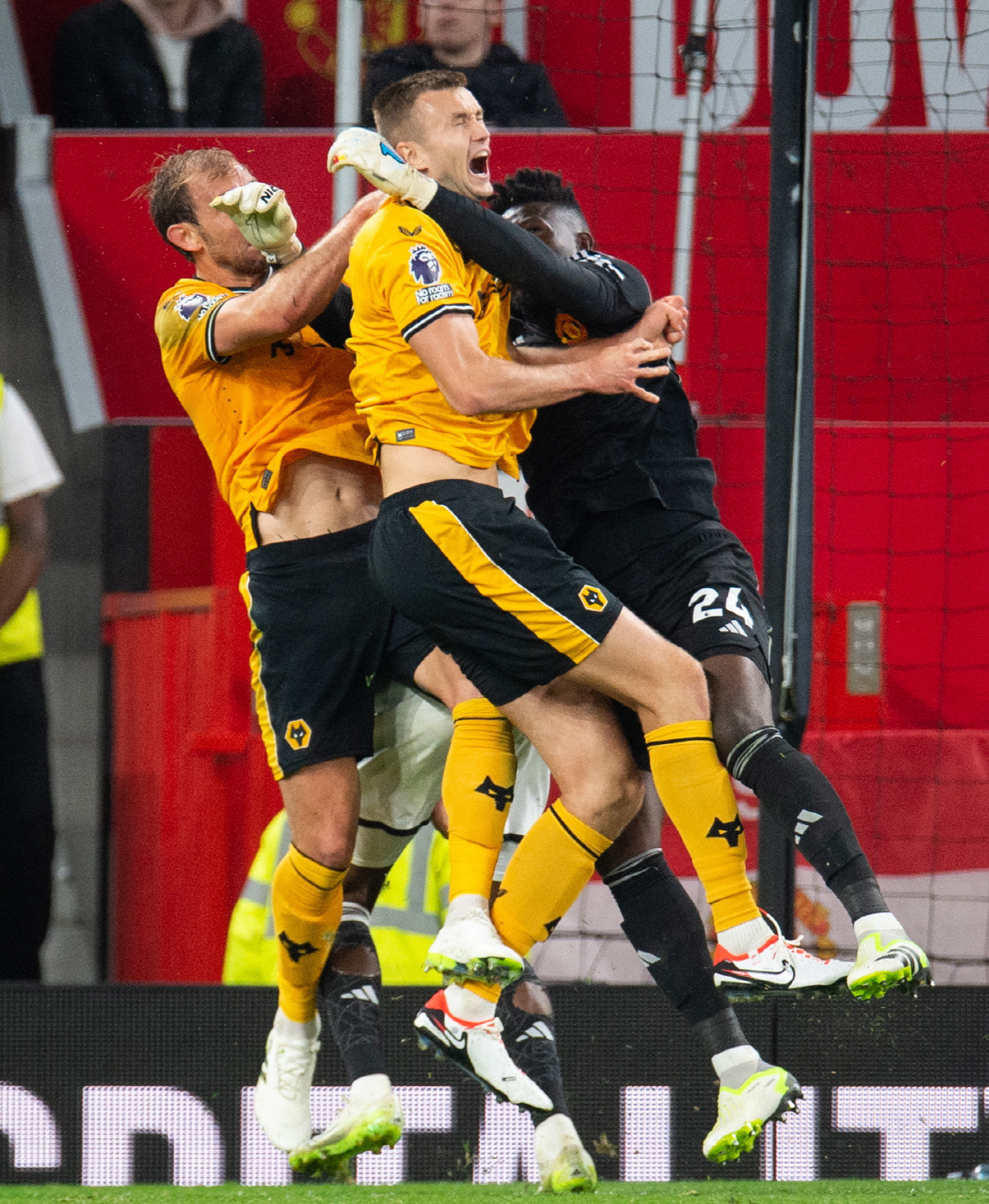 'OT 원정팀의 무덤' 바란 헤더 결승골 폭발!&오나나 선방쇼 맨유 홈 …