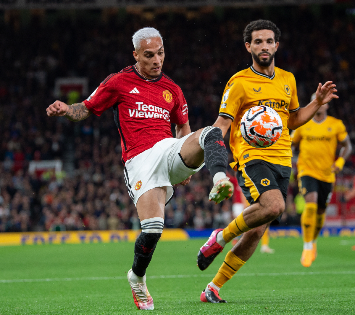 'OT 원정팀의 무덤' 바란 헤더 결승골 폭발!&오나나 선방쇼 맨유 홈 …