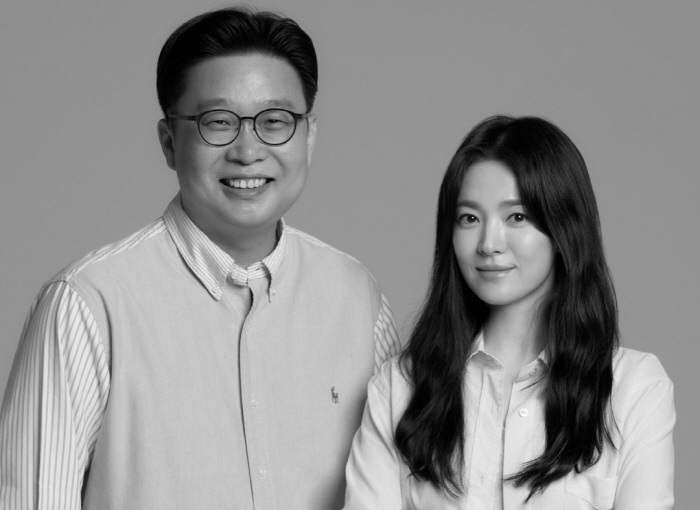 송혜교X서경덕, 12년간 안내서 기증…'광복절 기념' 하와이 내 1만부 …