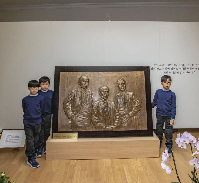"대한민국만세!" 송혜교·송일국·션, '기부→런' 광복절을 보내는 방법 …