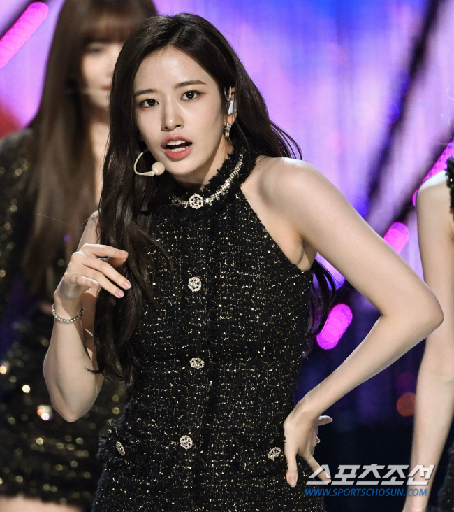 "프로다운 안유진"vs"편집하는 '음중'"…무대 위 안전불감증 심각해 […