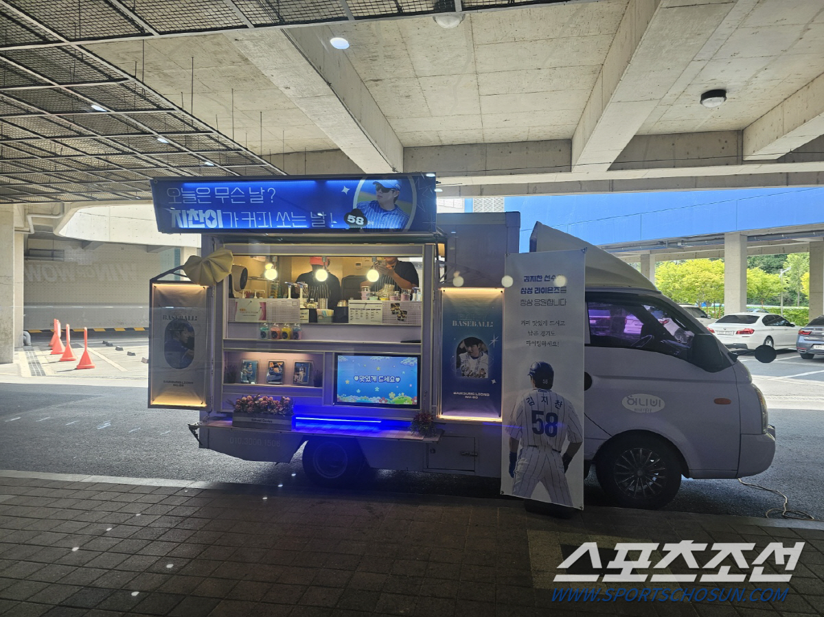 주인공은 여기 없는데…, 콜업 대기 중 국대 2루수 응원 커피차 등장[대…