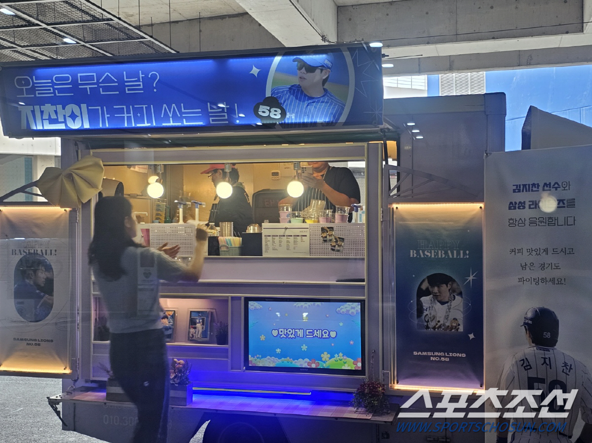 주인공은 여기 없는데…, 콜업 대기 중 국대 2루수 응원 커피차 등장[대…