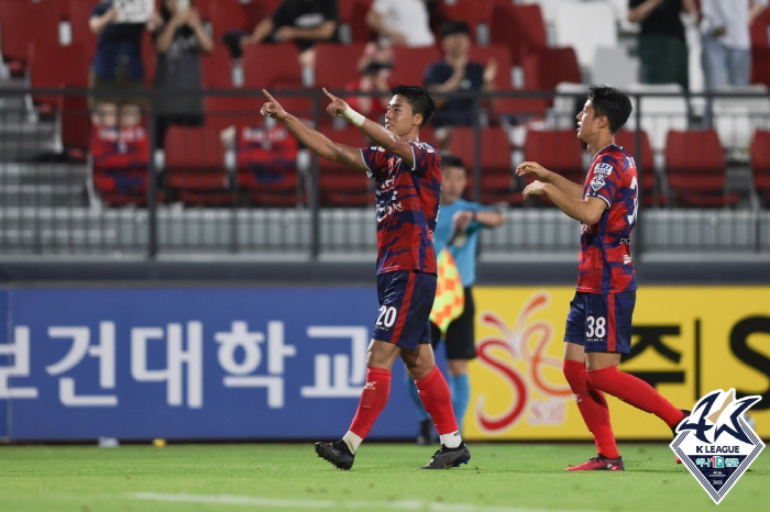 [현장리뷰]'조영욱 12호골' 김천 1위 질주, 이랜드 4대0 잡고 '홈…