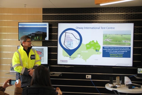 (서울=연합뉴스) 호주 국책 연구기관인 CO2CRC의 폴 배러클러프(Paul Barraclough) 최고운영책임자가 15일(현지시간) 호주 오트웨이 국제 CCS 실증센터에서 CCS(탄소 포집·저장) 기술과 실증센터에 대해 설명하고 있다. 2023.8.16 [SK E&S 제공. 재판매 및 DB 금지]