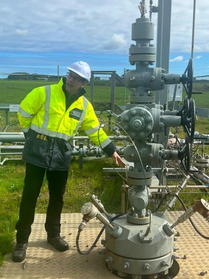 (오트웨이[호주]=연합뉴스) 김기훈 기자 = 호주 국책 연구기관인 CO2CRC의 폴 배러클러프(Paul Barraclough) 최고운영책임자가 15일(현지시간) 호주 오트웨이 이산화탄소 주입정 설비에 대해 설명하고 있다. 2023.8.16 kihun@yna.co.kr