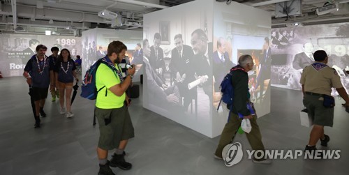 (서울=연합뉴스) 김인철 기자 = 10일 서울 종로구 대한민국역사박물관을 방문한 미국 잼버리 대표단의 인솔자 및 지도자들이 한ㆍ미 동맹 70주년 특별전을 관람하고 있다. 2023.8.10 yatoya@yna.co.kr