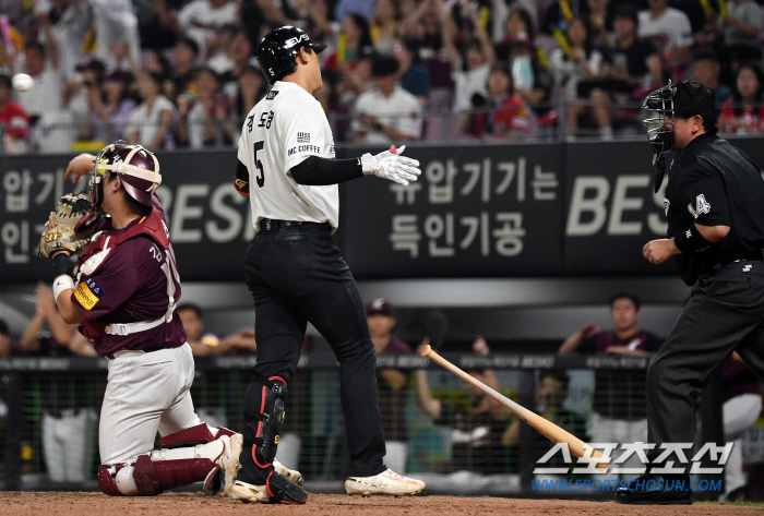 '볼이라고 생각했는데...' 삼진 선언에 화들짝 놀란 김도영, 어필해 봤…