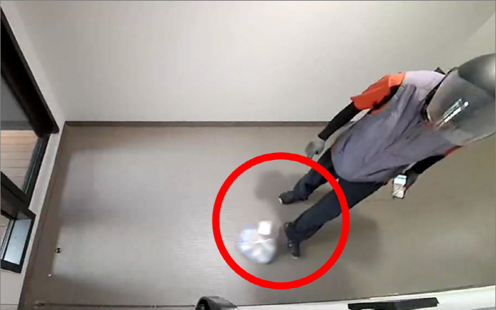 음식 발로 '툭' 찬 배달기사…CCTV 확인한 손님 "밥 맛있게 먹고 기…