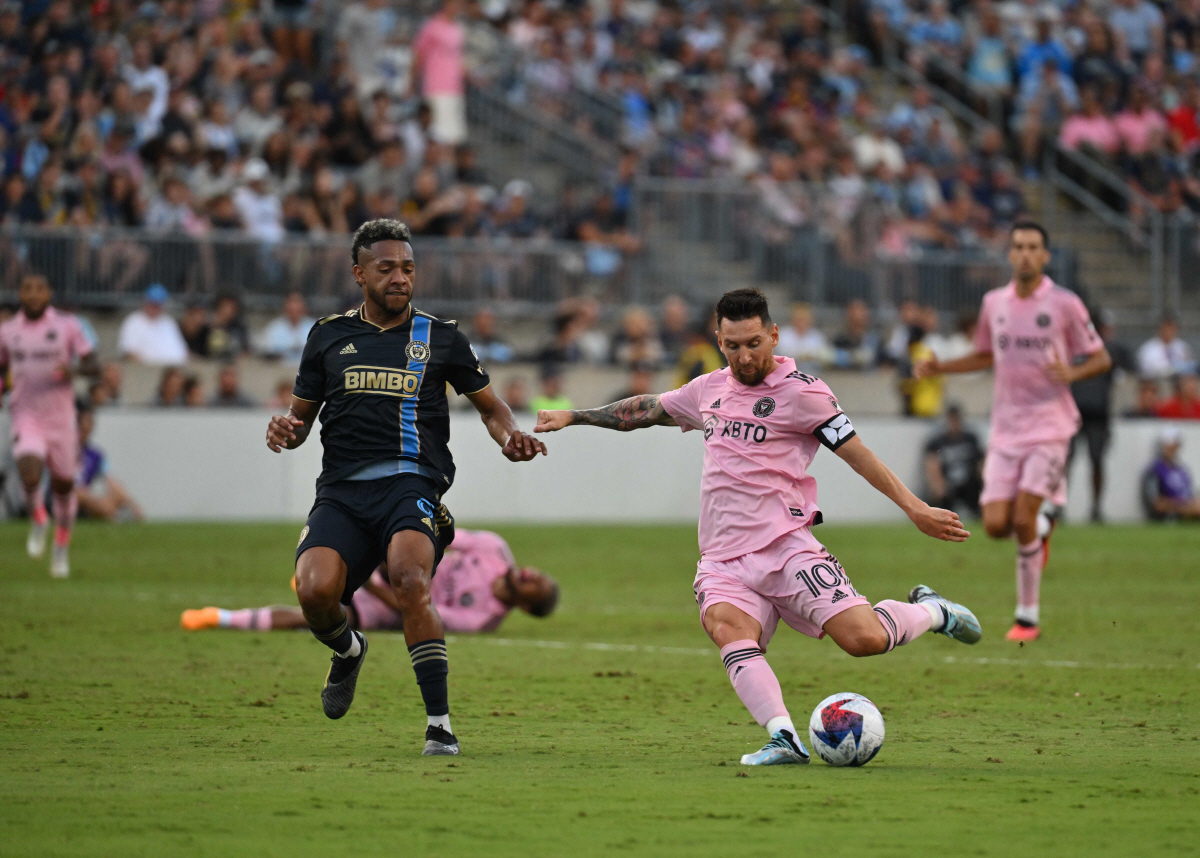 '6경기 연속골, 이적 후 총 9골 폭발' 메시 신들린 골퍼레이드! 베컴…