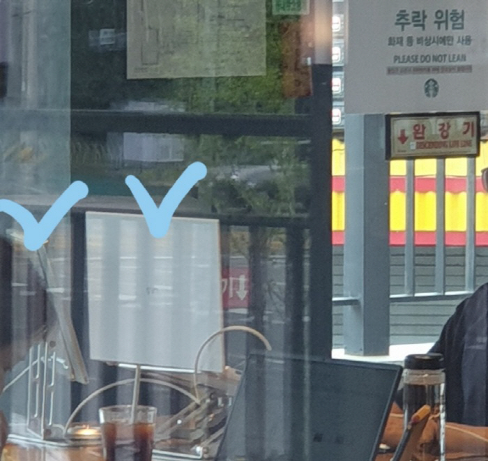 하다하다 듀얼 모니터까지…'진화형 카공족'의 등장에 누리꾼들 '공분'