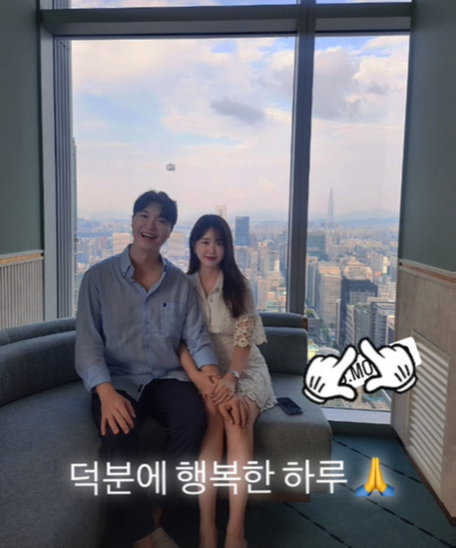 박수홍♥김다예, 꼭 잡은 두 손·환한 미소…힘든 시간 이겨내며 "행복한 …