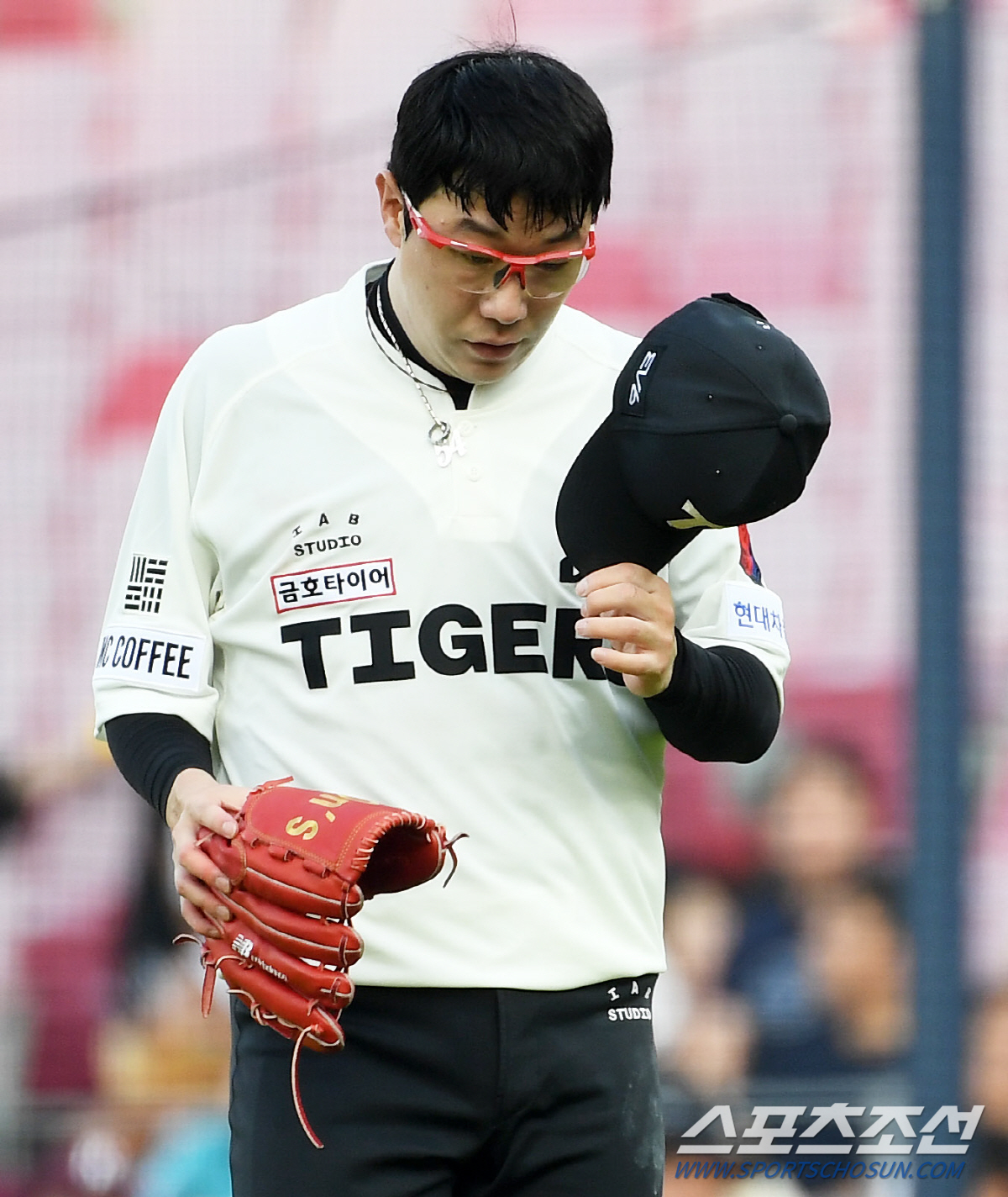 잇달아 뭇매 맞은 대투수, 결국 1군 말소 "당혹스러울 것, 심적으로 잘…