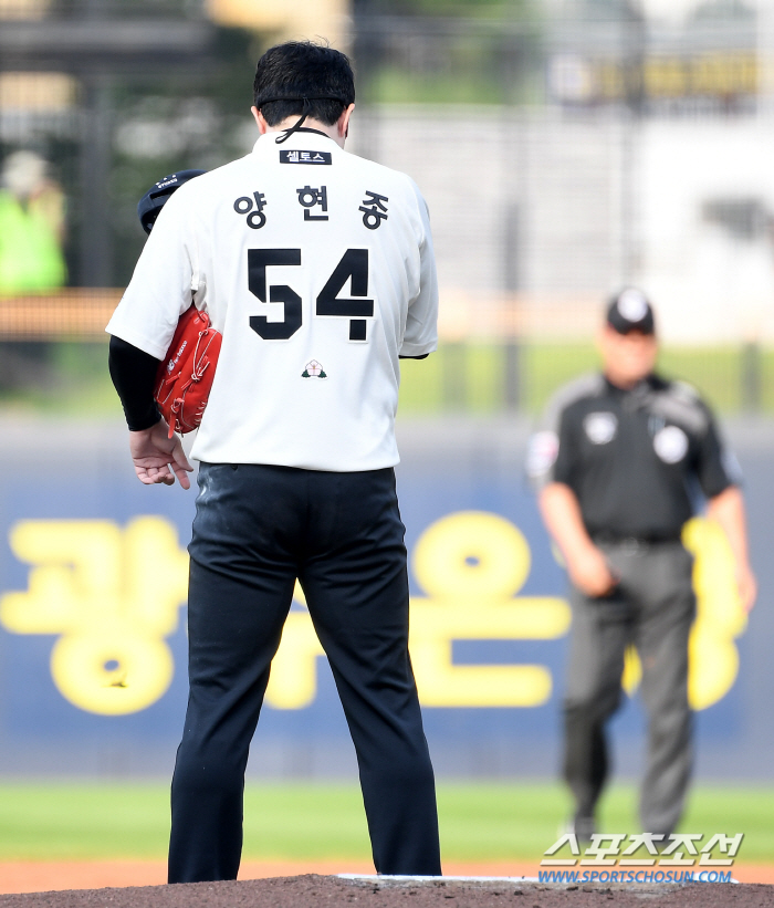 잇달아 뭇매 맞은 대투수, 결국 1군 말소 "당혹스러울 것, 심적으로 잘…