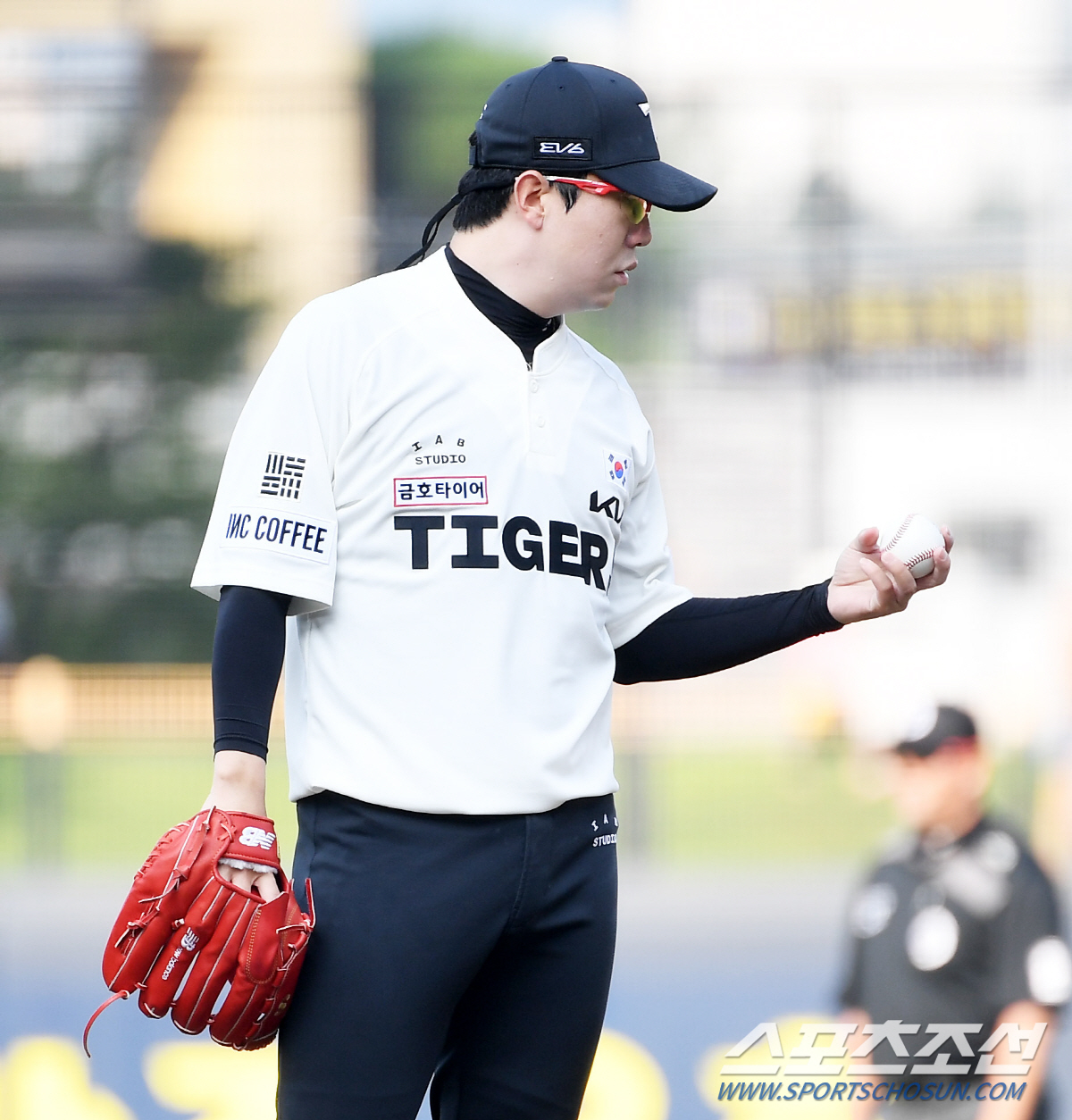 잇달아 뭇매 맞은 대투수, 결국 1군 말소 "당혹스러울 것, 심적으로 잘…