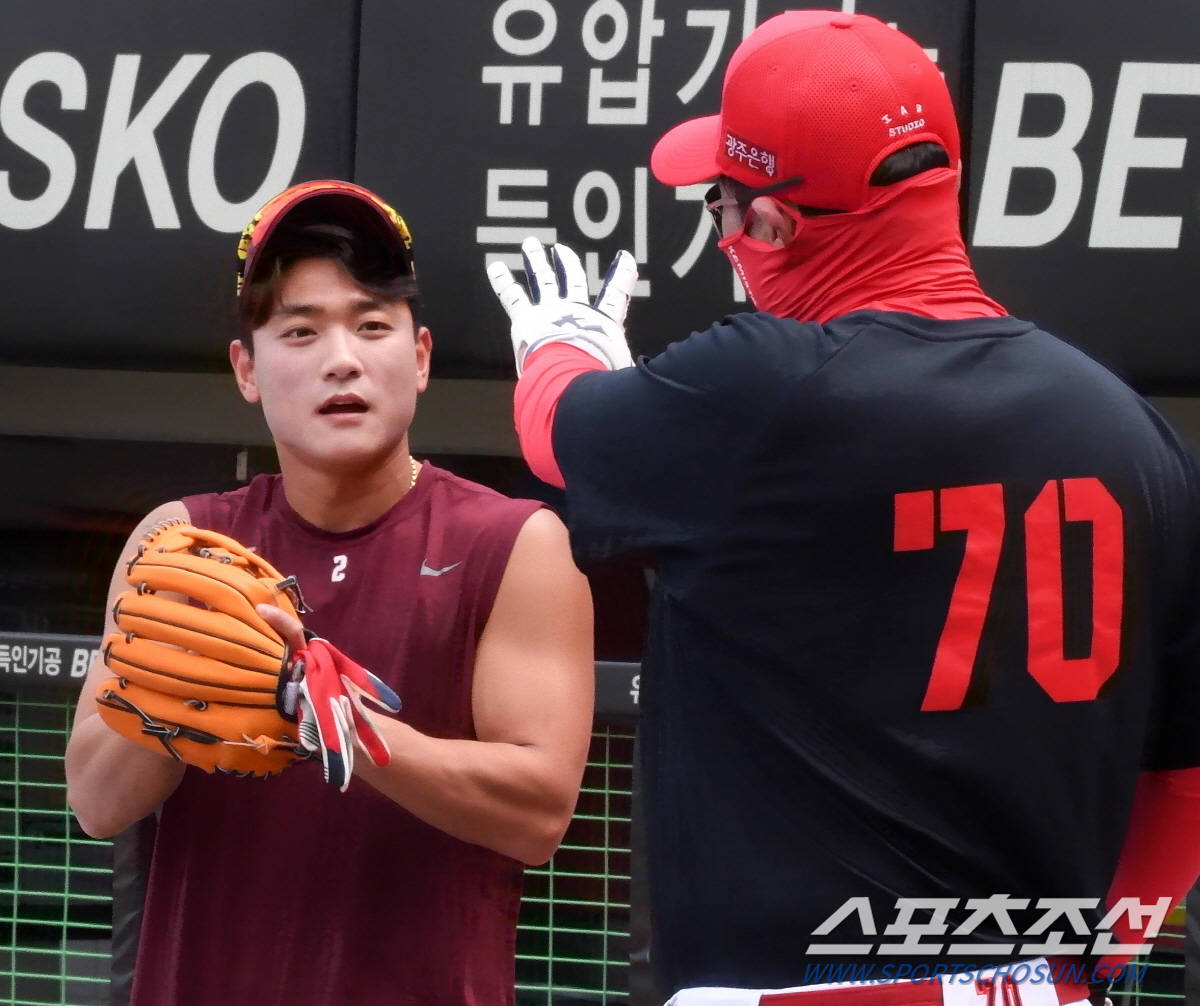 호랑이 코치님 찾은 옛 제자, 이범호·진갑용 코치 작은 행동에도 빵빵 터…