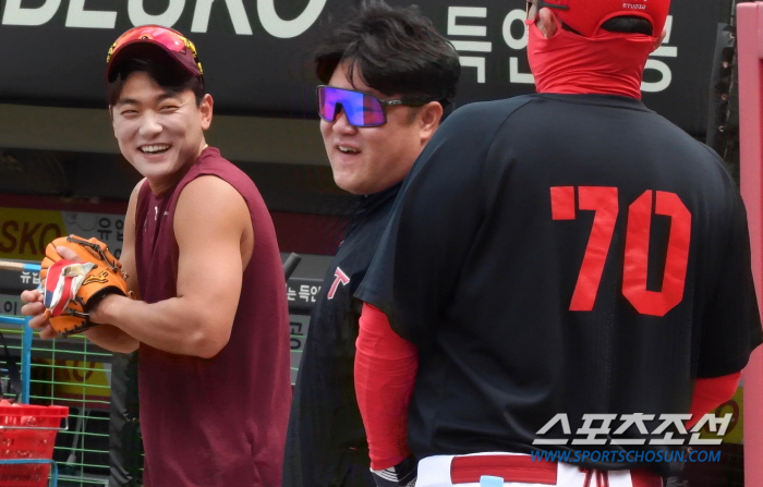 호랑이 코치님 찾은 옛 제자, 이범호·진갑용 코치 작은 행동에도 빵빵 터…