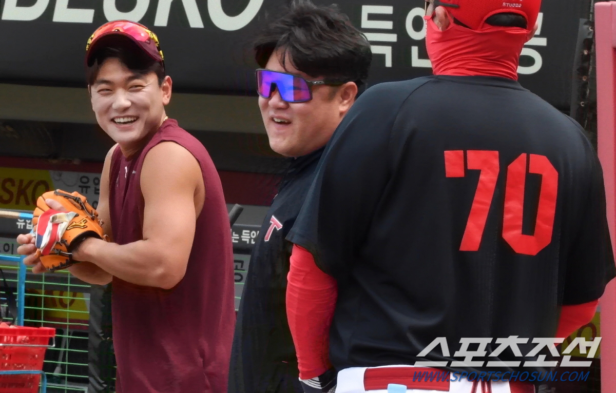 호랑이 코치님 찾은 옛 제자, 이범호·진갑용 코치 작은 행동에도 빵빵 터…