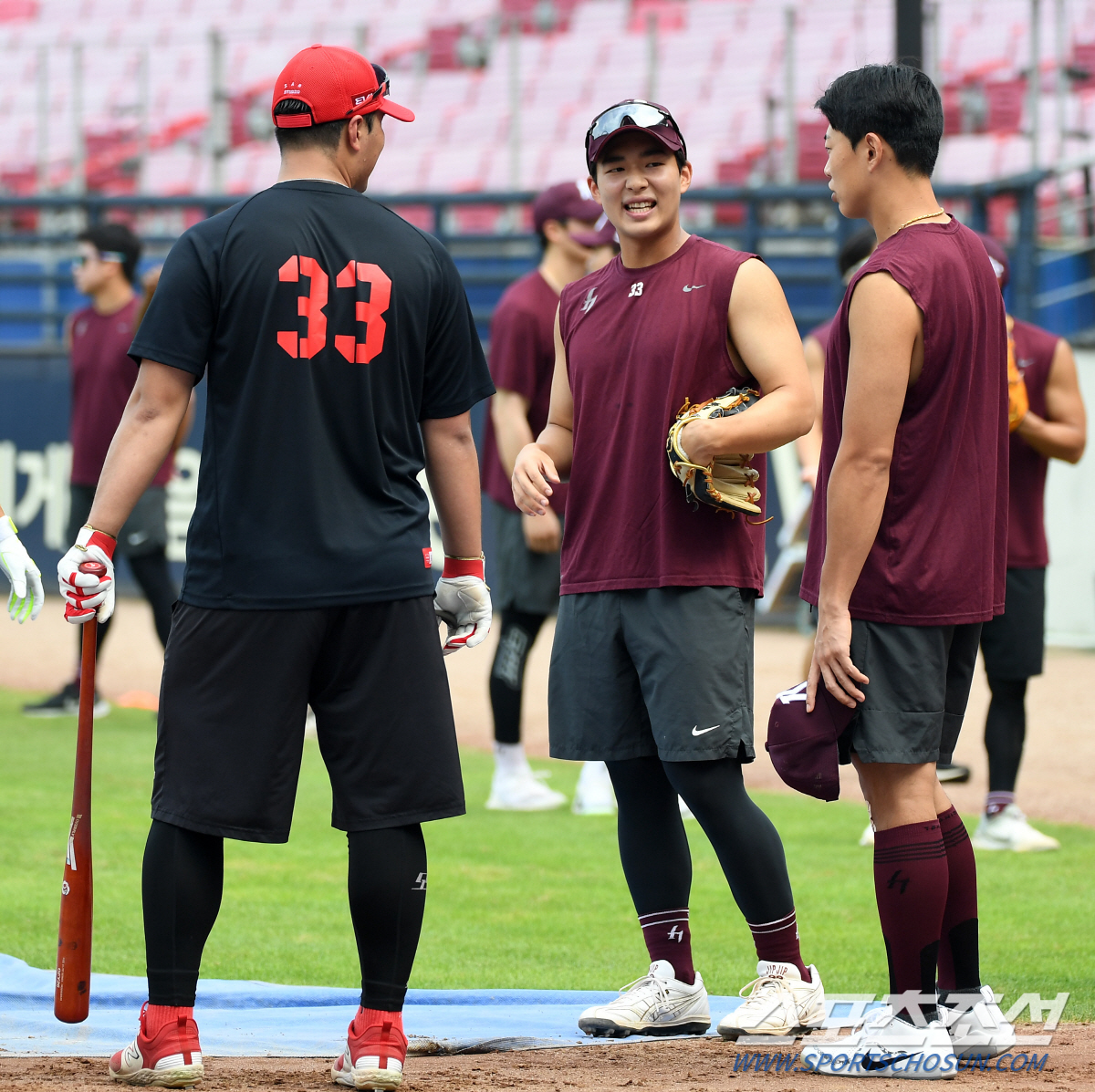 호랑이 코치님 찾은 옛 제자, 이범호·진갑용 코치 작은 행동에도 빵빵 터…