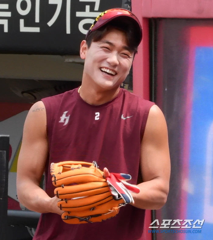 호랑이 코치님 찾은 옛 제자, 이범호·진갑용 코치 작은 행동에도 빵빵 터…