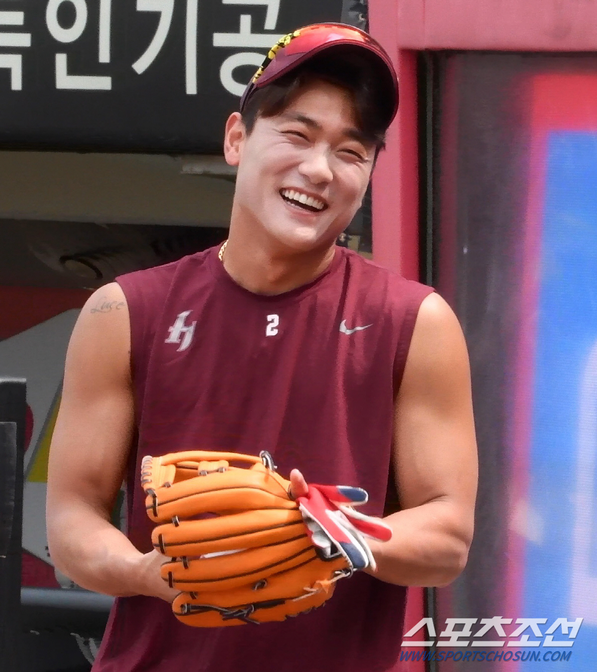 호랑이 코치님 찾은 옛 제자, 이범호·진갑용 코치 작은 행동에도 빵빵 터…