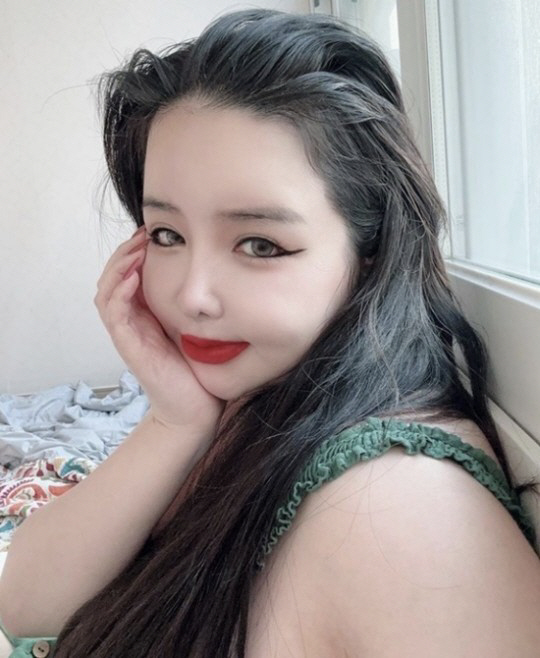 박봄 아닌 줄..과감한 화장법에 확 달라진 얼굴