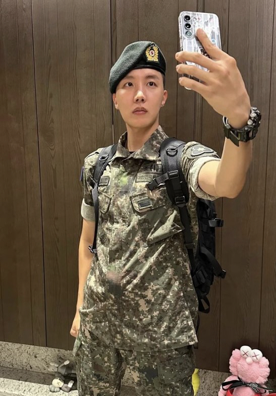 BTS 제이홉, 휴가 마치고 軍 복귀…늠름한 셀카 "다시 파이팅!"