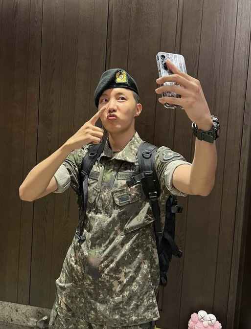 BTS 제이홉, 휴가 마치고 軍 복귀…늠름한 셀카 "다시 파이팅!"
