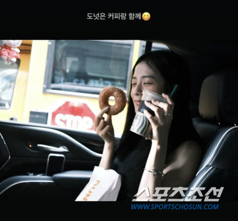 '지수♥' 안보현, 도넛 사줘야 겠네~. "좋겠다 과거의 나 ㅠ 배고파"