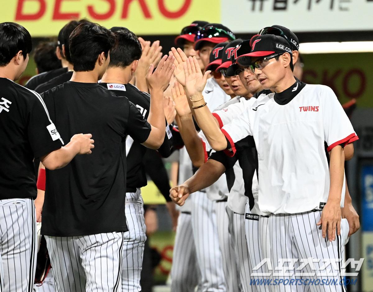 "선발 이정용 최대수확" '역전승' 염경엽 감독, "가장 중요했던 경기"…