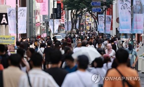 (서울=연합뉴스) 홍해인 기자 = 13일 서울 중구 명동 거리에서 관광객들이 오가고 있다. 중국 정부가 코로나19 대유행 시작 3년여 만에 자국민의 해외 단체여행을 사실상 전면 허용하기로 했다. 이에 따라 2017년 3월께부터 본격화한 '사드(THAAD·고고도 미사일 방어체계) 보복' 이후 6년여 만에 중국인 관광객의 한국행 단체관광 빗장도 완전히 풀리게 됐다. 2023.8.13 hihong@yna.co.kr