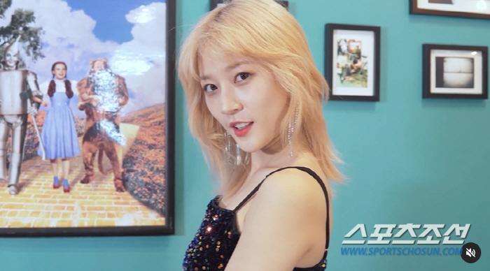 [종합]김새론의 '노출 응원'이 불편한 이유…금발 염색, 스트랩 원피스 …